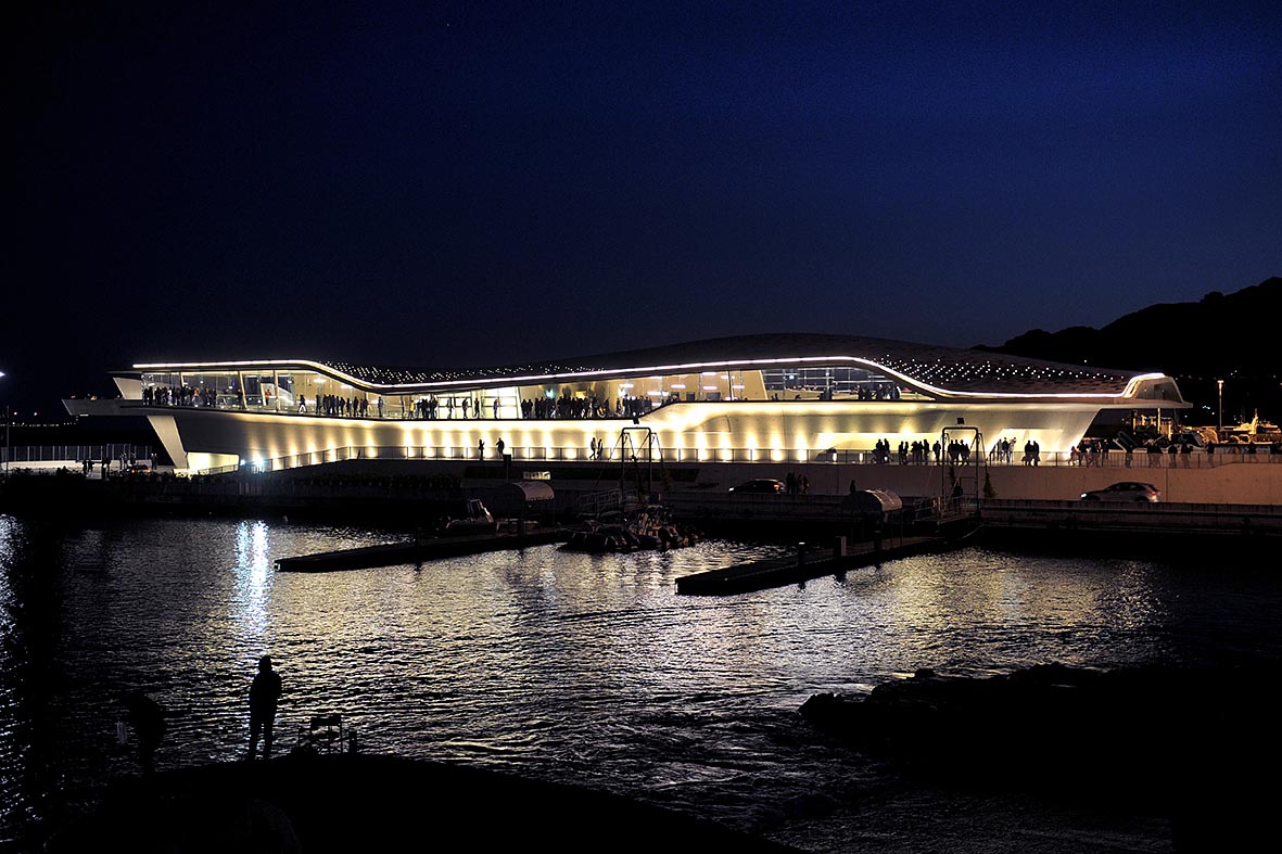 Stazione marittima di notte