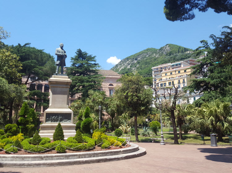 Statua di Giovanni Nicotera realizzata da Corrado Patroni (1960)