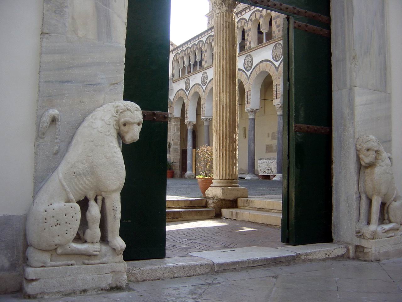 Statua Leoni Duomo Salerno
