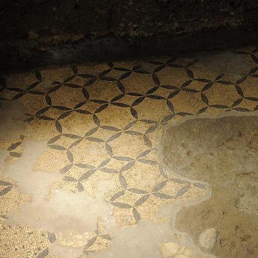 Resti di pavimentazione romana nel Palazzo Fruscione