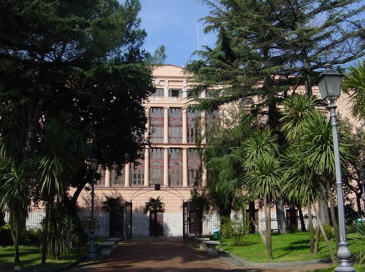 Teatro Verdi, vista dell'edificio dalla villa comunale