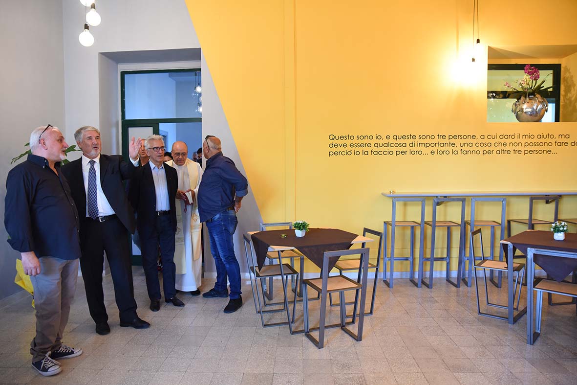 ll Sindaco Napoli all'inagurazione del ristorante sociale "Elpis"