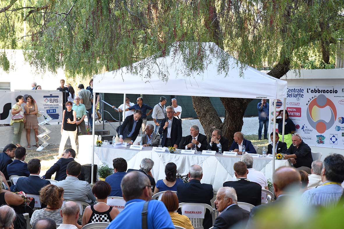 ll Sindaco Napoli all'inagurazione del ristorante sociale "Elpis"