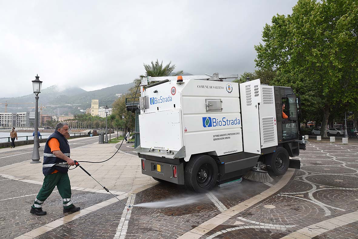 In azione la nuova spazzatrice meccanica