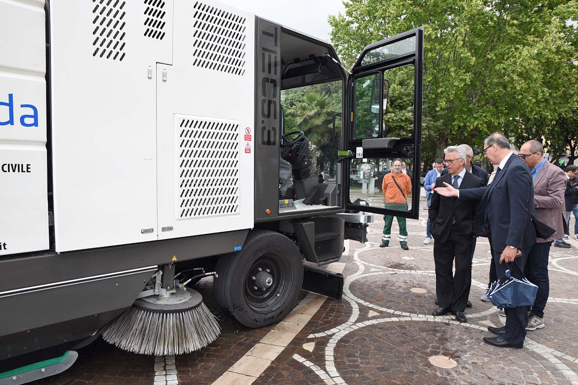 In azione la nuova spazzatrice meccanica