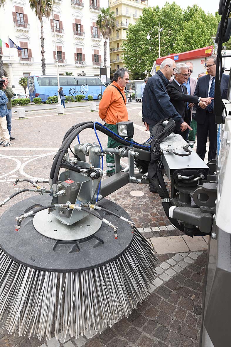 In azione la nuova spazzatrice meccanica