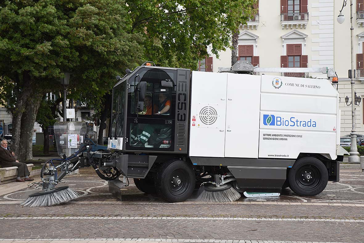 In azione la nuova spazzatrice meccanica