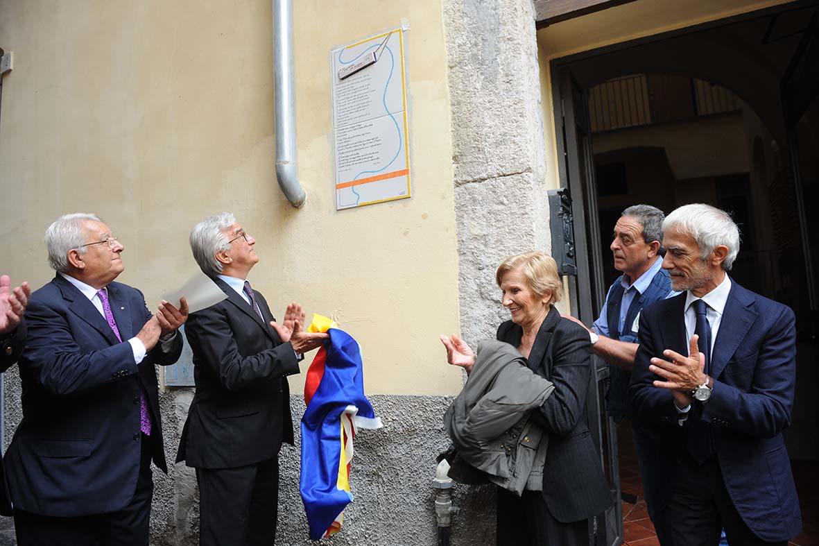 Una targa in omaggio ad Alfonso Gatto